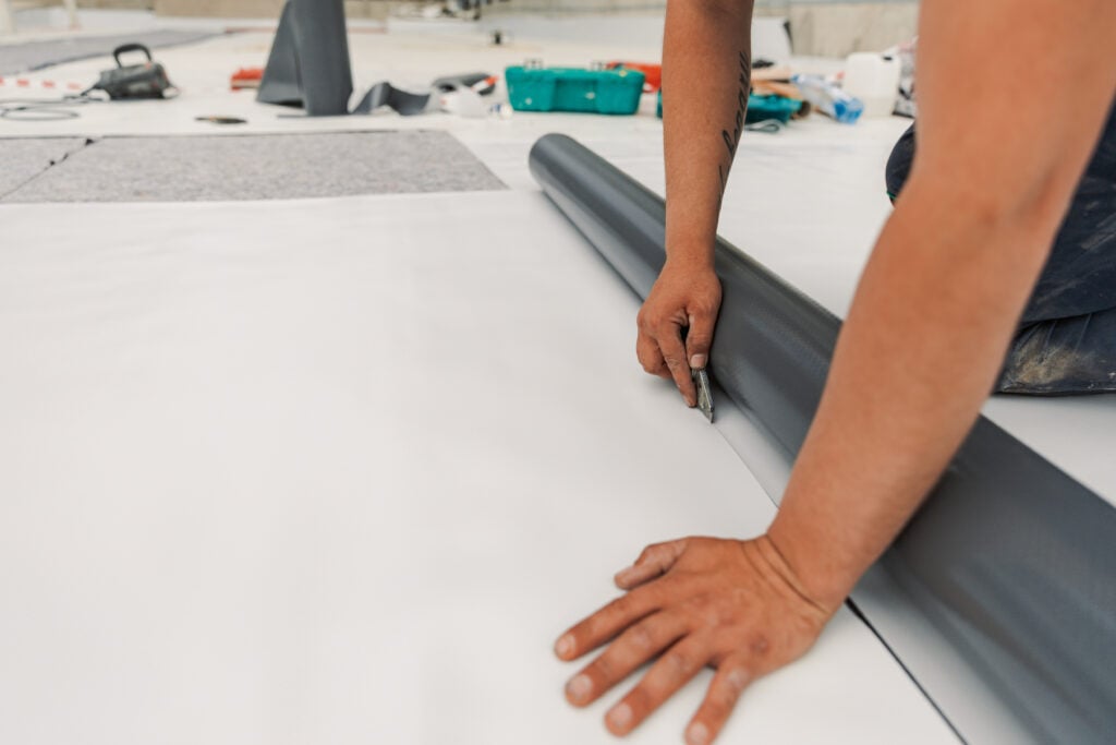Worker specialized in mounting PVC membranes