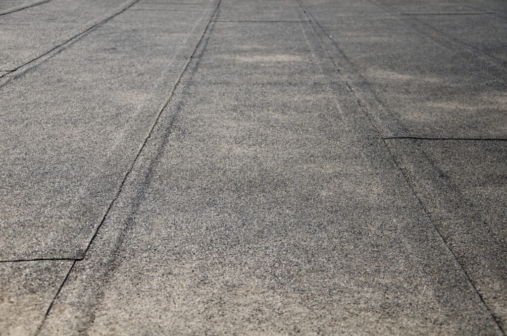 Flat roof covered with bitumen sheets