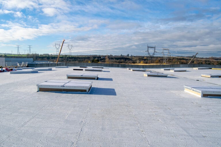 Construction of a flat roof with EPDM membrane on a large warehouse