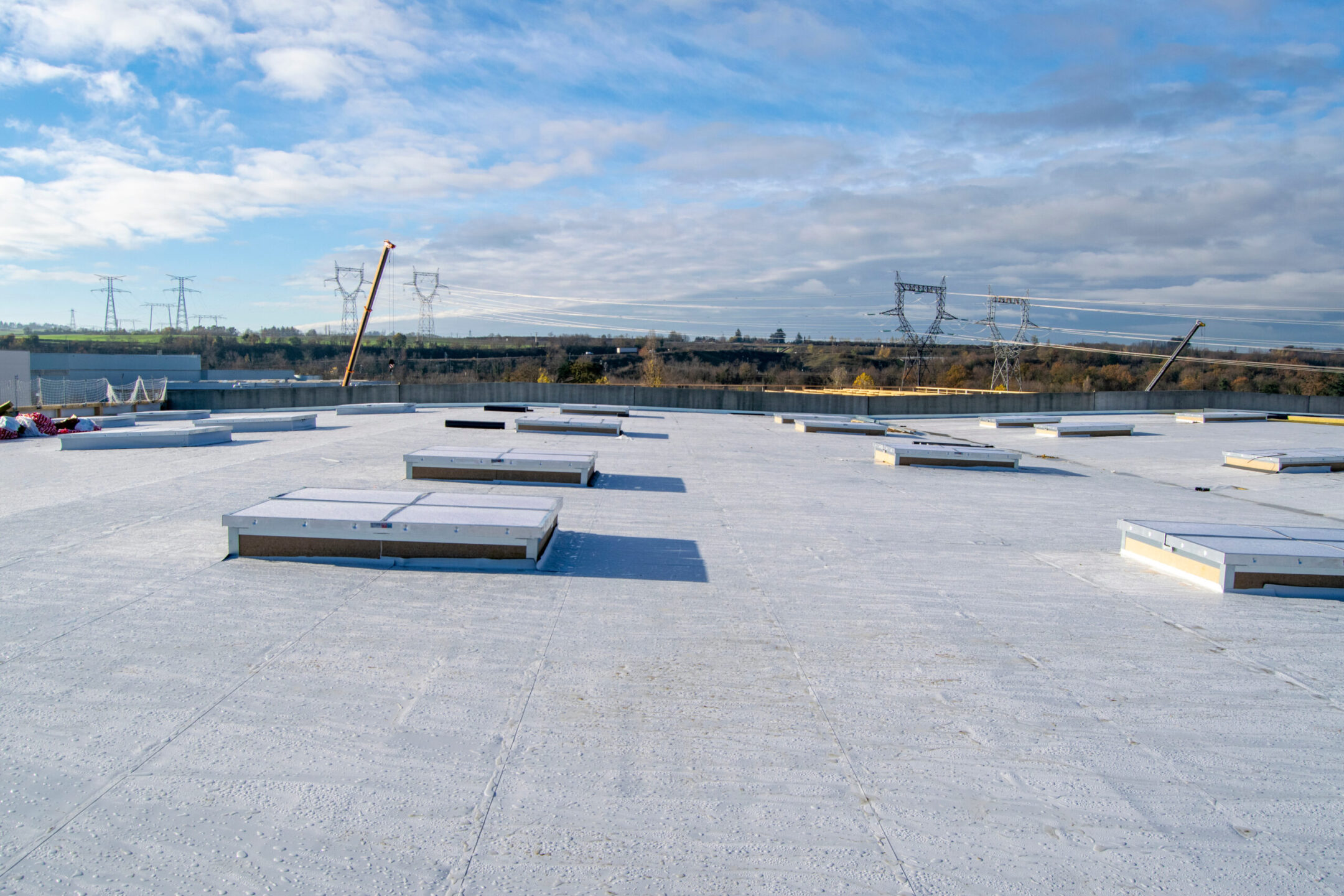 Construction of a flat roof with EPDM membrane on a large warehouse