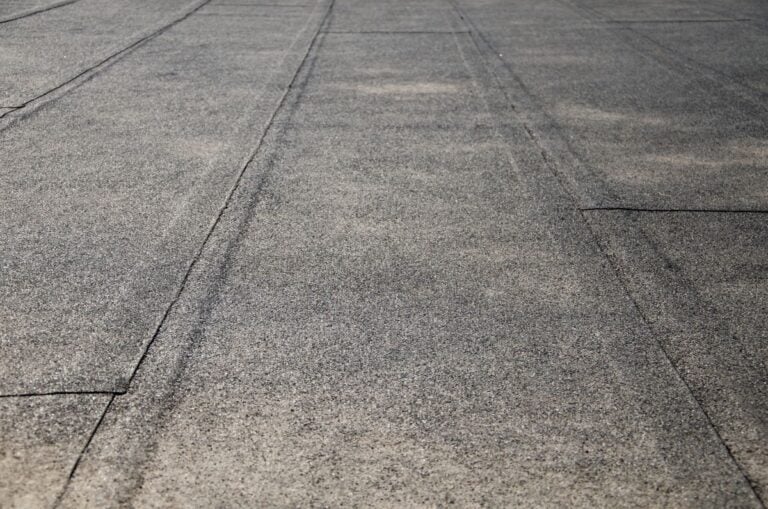 Flat roof covered with bitumen sheets