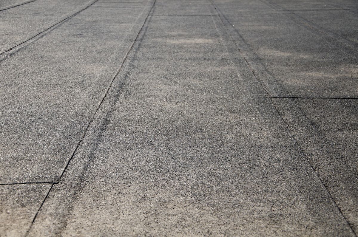 Flat roof covered with bitumen sheets